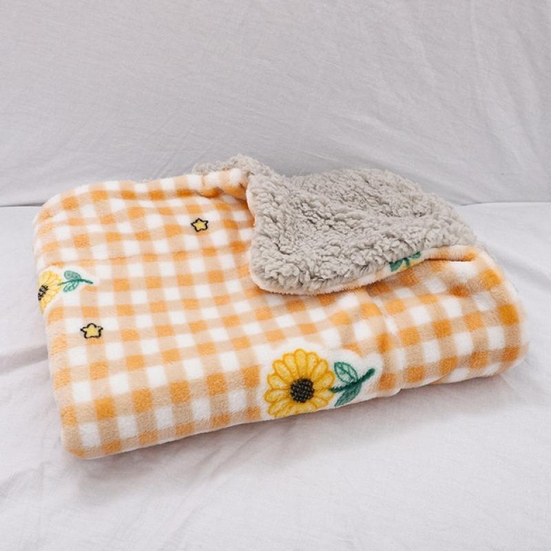 Thickened Dog Blanket Warm Dog Sleep Pad Cotton Warm Pet Blanket Soft and Comfortable Cat Cover Blanket Bed Sheet Pet Supplies