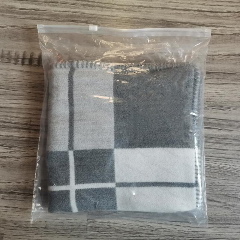 Plaid Blanket Brand Cashmere Winter Warm Blankets Designer Blanket for Sofa Car Use Fleece Knitted Nap Throw Portable Scarf