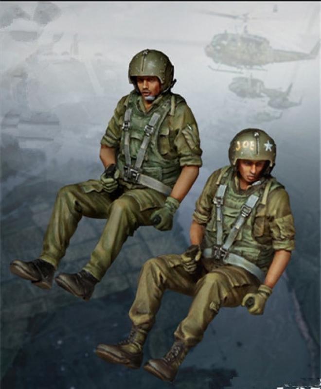 1:35 Ratio of Die-cast Resin Soldiers, 2 Helicopter Pilots (no Etchings) Unpainted