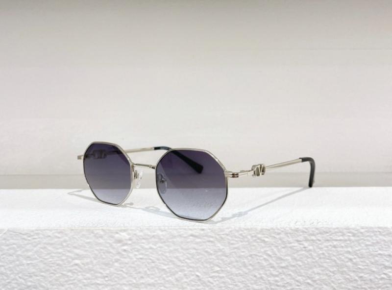 High quality women's sunglasses Classic sunglasses Titanium alloy frame Brand designer with chain
